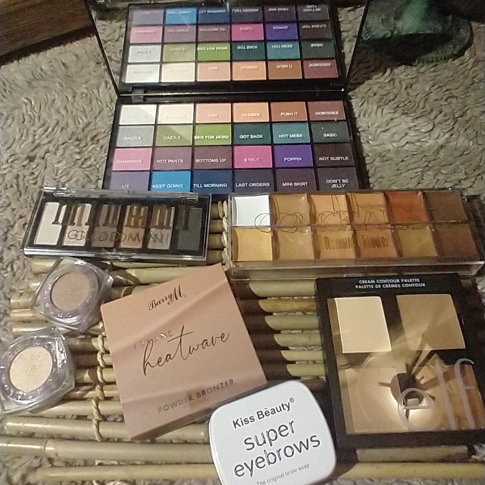 All new makeup bundle - Picture 2 of 5
